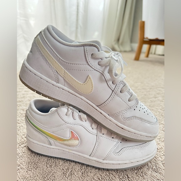 Nike Air Jordan 1 Low Glitter Swoosh Shine FQ9112-100 GS Size 4 Youth